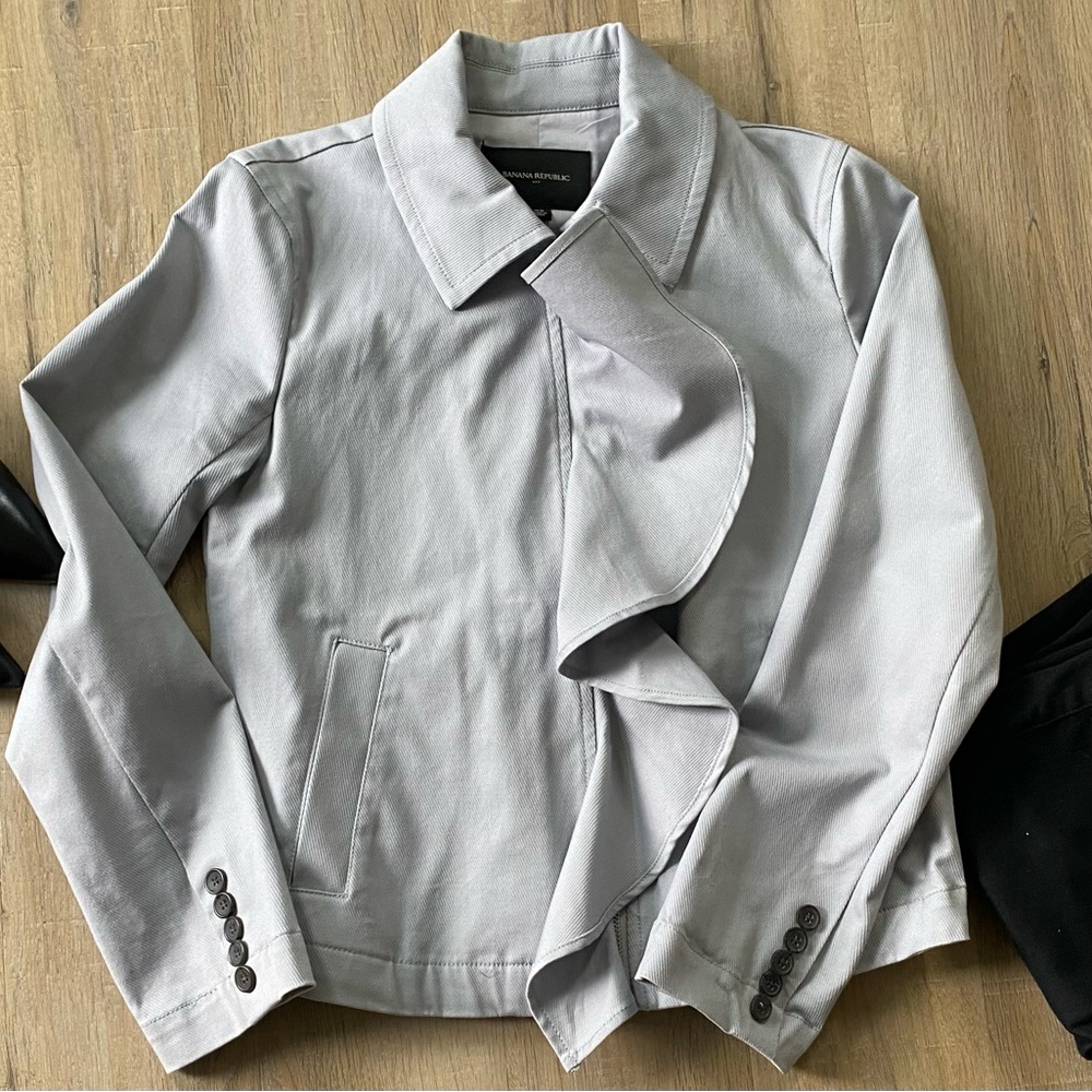 Banana Republic light Ruffled Jacket. Color Gray size Small